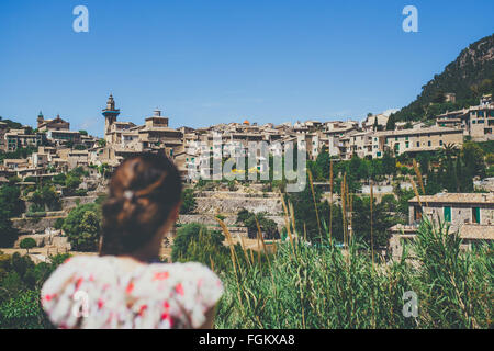 Junge Frau sucht in Valldemosa Altstadt Stockfoto