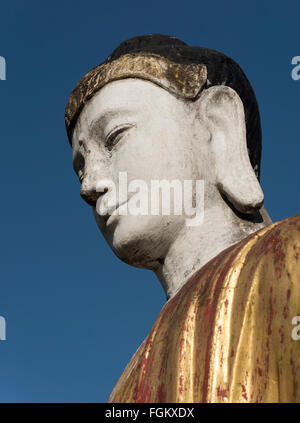 Nahaufnahme der Buddha-Statue am Fuße des Mt Zwegabin Hpa-an, Karen (Kayin) Staat, Burma Stockfoto