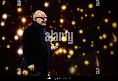 Berlin, Deutschland. 20. Februar 2016. Italienischer Regisseur Gianfranco Rosi hält die Trophäe des Goldenen Bären für den besten Film für den Film "Fire am Meer" bei der Preisverleihung der 66. Internationalen Filmfestspiele Berlinale in Berlin, Deutschland, 20. Februar 2016. Der italienische Dokumentarfilm "Feuer auf See" gewann den Goldenen Bären, den Top Jurypreis für den besten Film in der 66. Internationalen Filmfestspiele Berlin am Samstag. © Zhang Fan/Xinhua/Alamy Live-Nachrichten Stockfoto