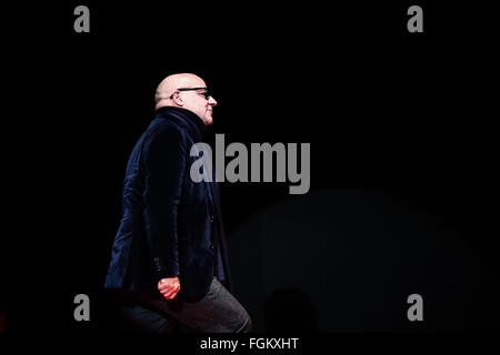 Berlin, Deutschland. 20. Februar 2016. Italienische Regisseur Gianfranco Rosi Schritte auf der Bühne um den Goldenen Bären für den besten Film für den Film "Fire am Meer" bei der Preisverleihung der 66. Internationalen Filmfestspiele Berlinale in Berlin, Deutschland, 20. Februar 2016 erhalten. Der italienische Dokumentarfilm "Feuer auf See" gewann den Goldenen Bären, den Top Jurypreis für den besten Film in der 66. Internationalen Filmfestspiele Berlin am Samstag. © Zhang Fan/Xinhua/Alamy Live-Nachrichten Stockfoto