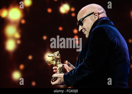 Berlin, Deutschland. 20. Februar 2016. Italienischer Regisseur Gianfranco Rosi hält die Trophäe des Goldenen Bären für den besten Film für den Film "Fire am Meer" bei der Preisverleihung der 66. Internationalen Filmfestspiele Berlinale in Berlin, Deutschland, 20. Februar 2016. Der italienische Dokumentarfilm "Feuer auf See" gewann den Goldenen Bären, den Top Jurypreis für den besten Film in der 66. Internationalen Filmfestspiele Berlin am Samstag. © Zhang Fan/Xinhua/Alamy Live-Nachrichten Stockfoto