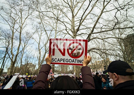 Brooklyn NY, uns, 20. Februar 2016: Eine Frau hält ein Schild mit der Aufschrift "Keine Sündenböcken" während einer Demonstration gegen die Verurteilung des ehemaligen New York City Polizist Peter Liang, in der 2014 Erschießung eines schwarzen Mannes in einem Wohnprojekt Totschlag und offizielle Fehlverhaltens für schuldig befunden wurde. Stockfoto