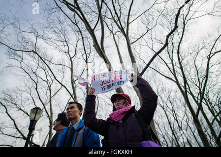 Brooklyn, NY, USA, 20. Februar 2016: Eine Frau hält ein Schild mit der Aufschrift "No selektiver Justiz" während einer Demonstration gegen die Verurteilung des ehemaligen New York City Polizist Peter Liang, in der 2014 Erschießung eines schwarzen Mannes in einem Wohnprojekt Totschlag und offizielle Fehlverhaltens für schuldig befunden wurde. Stockfoto