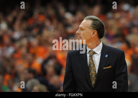 Syracuse, NY, USA. 20. Februar 2016. Cheftrainer Jamie Dixon als Pittsburgh blickt auf Pittsburgh besiegt Syrakus 66 52 in einem ACC-Matchup im Carrier Dome in Syracuse, NY. Foto: Alan Schwartz/Cal Sport Media/Alamy Live-Nachrichten Stockfoto