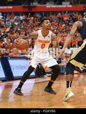 Syracuse, NY, USA. 20. Februar 2016. Syrakus leiten, Michael Gbinije (0) während der ersten Hälfte des Spiels wie Pittsburgh besiegt Syrakus 66 52 in einem ACC-Matchup im Carrier Dome in Syracuse, NY. Foto: Alan Schwartz/Cal Sport Media/Alamy Live-Nachrichten Stockfoto