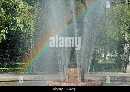 Schöner Brunnen mit Regenbogen in Grünanlage, Sofia, Bulgarien Stockfoto