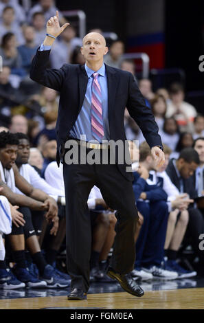 Washington, DC, USA. 20. Februar 2016. 20160220 - Xavier Cheftrainer CHRIS Mayer leitet seine Spieler gegen Georgetown in der ersten Hälfte im Verizon Center in Washington. © Chuck Myers/ZUMA Draht/Alamy Live-Nachrichten Stockfoto