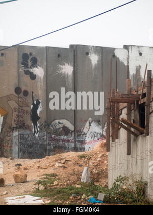 Banksy Mädchen mit Luftballons Graffiti gemalt auf Ramallah Stadtmauer Stockfoto