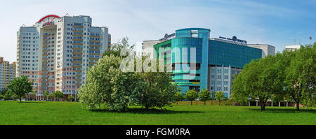 Frühling im Stadtpark mit weißen Blumen auf Baum. Minsk - Allee Pobeditelej (Sieg-Straße). Hotel Komplex "Victoria". Stockfoto