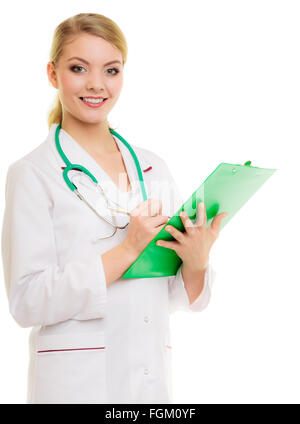 Gesamte Länge der Frau im Kittel mit Stethoskop und Zwischenablage als Arzt isoliert. Ärztliche Person für die Krankenversicherung. Stockfoto