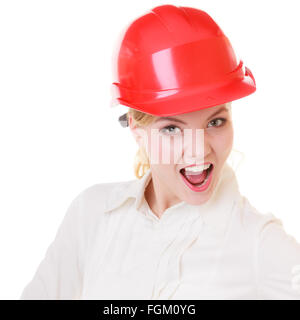 Porträt von attraktiven Ingenieurin. Frau Architektin in roten Helm isoliert auf weiss. Gebäude. Studio gedreht. Stockfoto