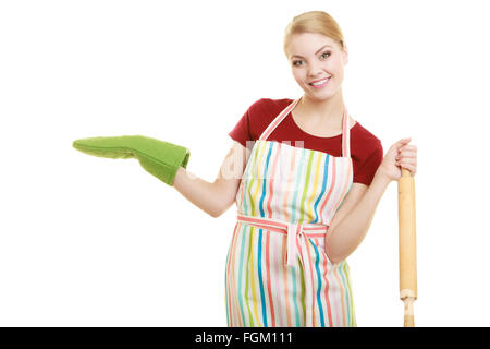 Glückliche Hausfrau oder Bäcker Koch Küche Schürze grün Backofen Handschuh tragen hält Nudelholz zeigt leere Kopie Backraum. Stockfoto