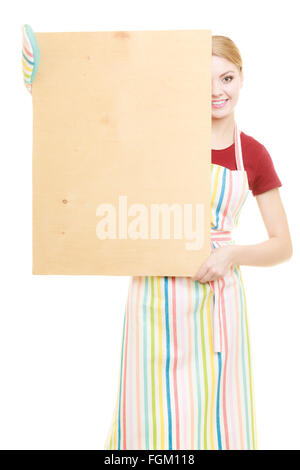 Hausfrau in Küchenschürze oder Kleinunternehmer mit leer leer Banner Zeichen für Restaurant-Menü-Rezept. Mädchen hält aus Holz Stockfoto