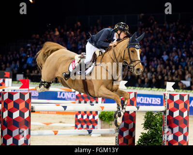 Hong Kong, Hong Kong SAR, China. 20. Februar 2016. Irischen Reiter BERTRAM ALLEN gewinnt die Longines Masters Hong Kong Speed Challenge unter 1. aus den Händen des legendären britischen Fahrer John Whitaker.The Asian Bein von der Grand-Slam-Indoor der Show Jumping bringt die Welten Pferdesport Elitefahrern aus 27 Ländern nach Hong Kong, für ein 3-Tages-Veranstaltungen. © Jayne Russell/ZUMA Draht/Alamy Live-Nachrichten Stockfoto