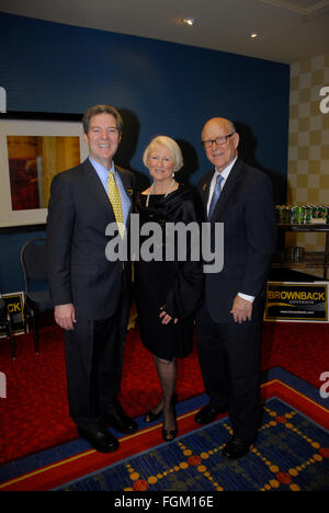 Overland Park, Kansas, USA, 19. Februar 2016 Gouverneur Sam Brownback grüßt US Senator Pat Roberts und seiner Frau Frankie seine Rezeption während des republikanischen Konvents Credit: mark Reinstein/Alamy Live-Nachrichten Stockfoto