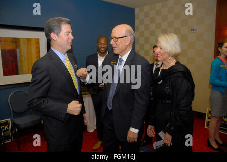 Overland Park, Kansas, USA, 19. Februar 2016 Gouverneur Sam Brownback grüßt US Senator Pat Roberts und seiner Frau Frankie seine Rezeption während des republikanischen Konvents Credit: mark Reinstein/Alamy Live-Nachrichten Stockfoto