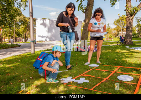 Józefów, Polen - 19. September 2015: Eltern mit Kindern spielen verschiedene Spiele auf dem Rasen im Park im Stadtzentrum Stockfoto