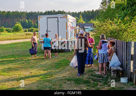 Mobile-Shop für Produkte auf dem LKW in das Dorf. Stockfoto