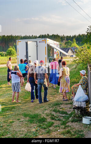 Mobile-Shop für Produkte auf dem LKW in das Dorf. Stockfoto