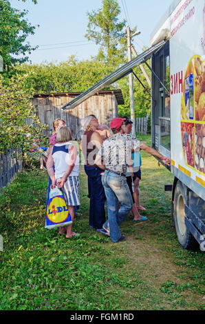 Mobile-Shop für Produkte auf dem LKW in das Dorf. Stockfoto