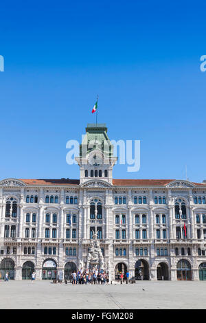 Rathaus (Comune di Triesti) auf dem Platz der Einheit Italiens (Piazza Unita d ' Italia) in Triest, eine Hafenstadt in Italien Stockfoto