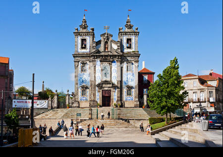 PORTO, PORTUGAL - 19. Juni 2013: Kirche des Heiligen Ildefonso (Igreja de Santo Ildefonso), ein Gebäude im Barockstil, bedeckt mit typischen portugiesischen Kacheln (Azulejos), aus dem 18. Jahrhundert Stadt Porto, Portugal Stockfoto