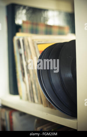 Jahrgang 45 s Vinyl Reihe am Haus Regal selektiven Fokus Stockfoto