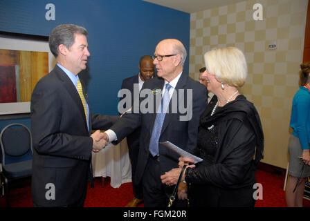 Overland Park, Kansas, USA, 19. Februar 2016 Gouverneur Sam Brownback grüßt US Senator Pat Roberts und seiner Frau Frankie seine Rezeption während des republikanischen Konvents Credit: mark Reinstein/Alamy Live-Nachrichten Stockfoto