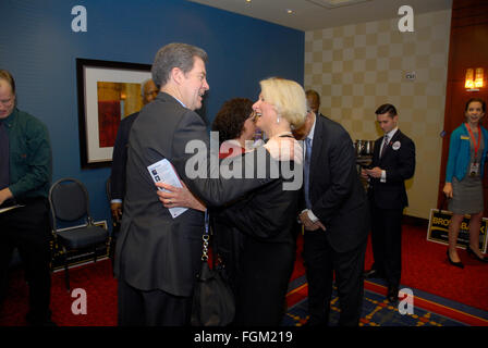 Overland Park, Kansas, USA, 19. Februar 2016 Gouverneur Sam Brownback grüßt US Senator Pat Roberts und seiner Frau Frankie seine Rezeption während des republikanischen Konvents Credit: mark Reinstein/Alamy Live-Nachrichten Stockfoto