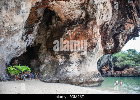 Hunderte von hölzernen Phallussymbole säumen die Prinzessin Höhle am Phra Nang Beach, Railay, Thailand Stockfoto