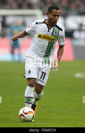 Deutschland, Fußball, Bundesliga, Spieltag 22, 20. Februar 2016, Borussia Moenchengladbach Vs 1. FC Köln: Raffael (Mönchengladbach) steuert den Ball. Stockfoto