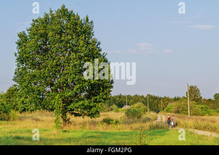 Mobile-Shop für Produkte auf dem LKW in das Dorf. Nach Shoping - nach Hause gehen. Stockfoto