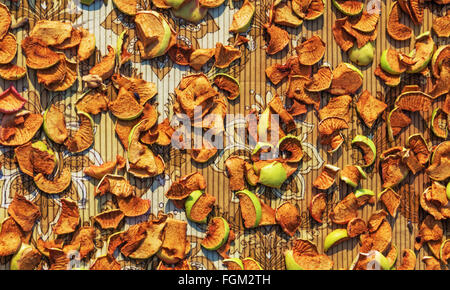 Hintergrund der getrocknete Scheiben Äpfel, Gruppe von trockenen Apfelscheiben. Stockfoto