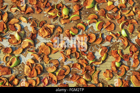 Hintergrund der getrocknete Scheiben Äpfel, Gruppe von trockenen Apfelscheiben. Stockfoto