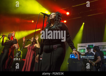 Manchester, UK. 20. Februar 2015. Soul II Soul mit Jazzie B und Caron Wheeler führen an der Akademie von Manchester, Manchester auf ihre UK tour 20.02.2016 Credit: Gary Mather/Alamy Live News Stockfoto