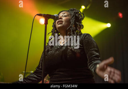 Manchester, UK. 20. Februar 2015. Soul II Soul mit Jazzie B und Caron Wheeler führen an der Akademie von Manchester, Manchester auf ihre UK tour 20.02.2016 Credit: Gary Mather/Alamy Live News Stockfoto