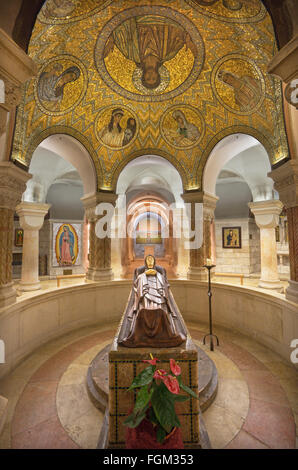 JERUSALEM, ISRAEL - 3. März 2015: Die Krypta der Dormitio-Abtei mit Statue der Jungfrau Maria durch Benediktiner Radbod Commandeu Tod Stockfoto