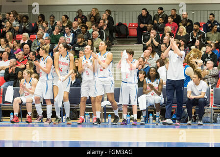 Manchester, UK. 20. Februar 2016. Team GB Frauen Vs Albanien im qualifying Runde für EuroBasket Frauen 2017 bei Belle Vue Manchester. Team GB feiern einen Korb. Bildnachweis: Pmgimaging/Alamy Live-Nachrichten Stockfoto