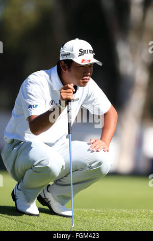 19. Februar 2016 Hideki Matsuyama in Japan reiht ein Putt in der zweiten Runde der Northern Trust Open im Riviera Country Club in Pacific Palisades, Kalifornien. Charles Baus/CSM Stockfoto