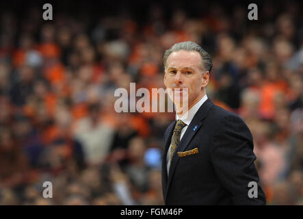 Syracuse, NY, USA. 20. Februar 2016. Pittsburgh head Coach Jamie Dixon in der ersten Hälfte des Spiels. Pittsburgh besiegt Syrakus 66 52 in einem ACC-Matchup im Carrier Dome in Syracuse, NY. Foto: Alan Schwartz/Cal Sport Media/Alamy Live-Nachrichten Stockfoto