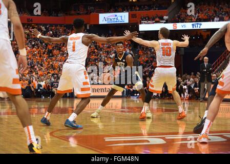 Syracuse, NY, USA. 20. Februar 2016. Pittsburgh, die vorwärts Jamel Artis (1) mit der Verteidigung von Syrakus als Pittsburgh trifft besiegt Syrakus 66 52 in einem ACC-Matchup im Carrier Dome in Syracuse, NY. Foto: Alan Schwartz/Cal Sport Media/Alamy Live-Nachrichten Stockfoto