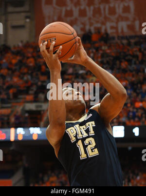 Syracuse, NY, USA. 20. Februar 2016. Pittsburgh Guard Chris Jones (12) schießt für zwei wie Pittsburgh Syrakus 66 52 in einem ACC-Matchup im Carrier Dome in Syracuse, NY besiegt. Foto: Alan Schwartz/Cal Sport Media/Alamy Live-Nachrichten Stockfoto