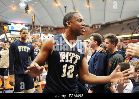 Syracuse, NY, USA. 20. Februar 2016. Pittsburgh Guard Chris Jones (12) verlässt das Gericht nach Pittsburgh Syrakus 66 52 in einem ACC-Matchup im Carrier Dome in Syracuse, NY besiegt. Foto: Alan Schwartz/Cal Sport Media/Alamy Live-Nachrichten Stockfoto