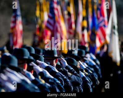 Timonium, Maryland, USA. 20. Februar 2016. 20. Februar 2016: Stellvertreter geben eine Saulte um ihre gefallenen Kameraden bei der Beerdigung für Harford County Deputy First Class Mark Logsdon Dulaney Valley Memorial Gardens in Timonium Maryland. Dies war das zweite von zwei Beerdigung für die Abgeordneten in ein Ereignis, das an einem Panera Brot Standort in Abingdon, Maryland begann am 10. Februar getötet. Dies waren die ersten Polizei Todesfälle durch Schüsse für die Harford County Sheriff Office seit 1899. Scott Serio/ESW/CSM/Alamy Live-Nachrichten Stockfoto