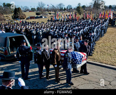 Timonium, Maryland, USA. 20. Februar 2016. 20. Februar 2016: Sargtuch-Träger tragen den Sarg zu Jahresbeginn die Trauerfeier für Harford County Deputy First Class Mark Logsdon Dulaney Valley Memorial Gardens in Timonium Maryland. Dies war das zweite von zwei Beerdigung für die Abgeordneten in ein Ereignis, das an einem Panera Brot Standort in Abingdon, Maryland begann am 10. Februar getötet. Dies waren die ersten Polizei Todesfälle durch Schüsse für die Harford County Sheriff Office seit 1899. Scott Serio/ESW/CSM/Alamy Live-Nachrichten Stockfoto