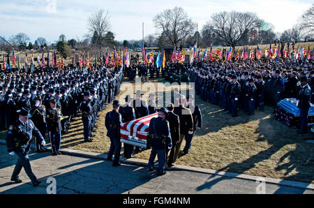 Timonium, Maryland, USA. 20. Februar 2016. 20. Februar 2016: Sargtuch-Träger tragen den Sarg zu Jahresbeginn die Trauerfeier für Harford County Deputy First Class Mark Logsdon Dulaney Valley Memorial Gardens in Timonium Maryland. Dies war das zweite von zwei Beerdigung für die Abgeordneten in ein Ereignis, das an einem Panera Brot Standort in Abingdon, Maryland begann am 10. Februar getötet. Dies waren die ersten Polizei Todesfälle durch Schüsse für die Harford County Sheriff Office seit 1899. Scott Serio/ESW/CSM/Alamy Live-Nachrichten Stockfoto