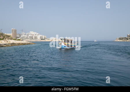 Touristischen Kreuzfahrt Schiff betreten Marsamxett Harbour auf Malta Stockfoto