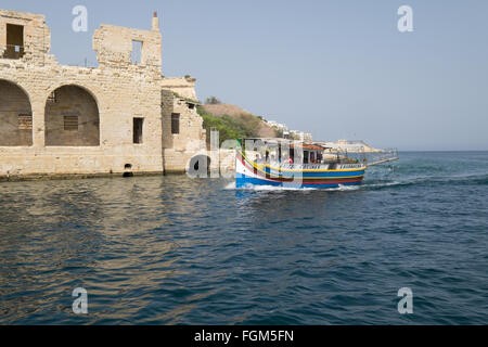 Touristischen Kreuzfahrt Schiff betreten Marsamxett Harbour auf Malta Stockfoto