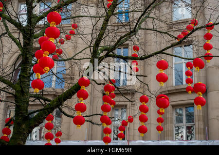 Rote Laternen schmücken die Bäume in Manchester City Centre zum chinesischen Neujahr feiern Stockfoto