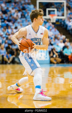 UNC guard Stilman White (30) bei der NCAA Basketball-Spiel zwischen den Miami Hurricanes und den North Carolina Tar Heels an Dean E. Smith Center am 20. Februar 2016 in Chapel Hill, North Carolina. Jacob Kupferman/CSM Stockfoto